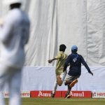 “మైదానంలోకి అభిమాని – సేల్ఫీ కోసం అగచాట్లు”