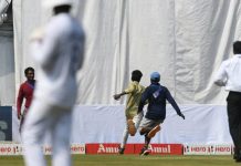 “మైదానంలోకి అభిమాని – సేల్ఫీ కోసం అగచాట్లు”