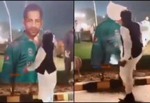 కటౌట్ని తన్నిన అభిమాని! పాక్ కెప్టెన్ సర్ఫరాజ్ అహ్మద్, కోచ్ మిస్బావుల్ హక్పై అభిమానులు ఆగ్రహం..!